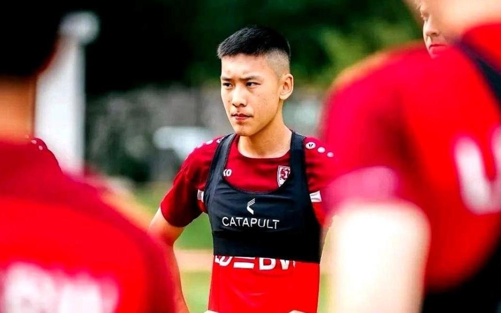 中國(guó)球員助陣謝初筠助陣斯圖加特U19隊(duì)21法蘭克福U19隊(duì)