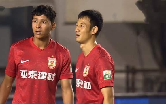 少踢1人絕平，亞泰22青島海牛李霄鵬換人失誤保級(jí)在同一起跑線