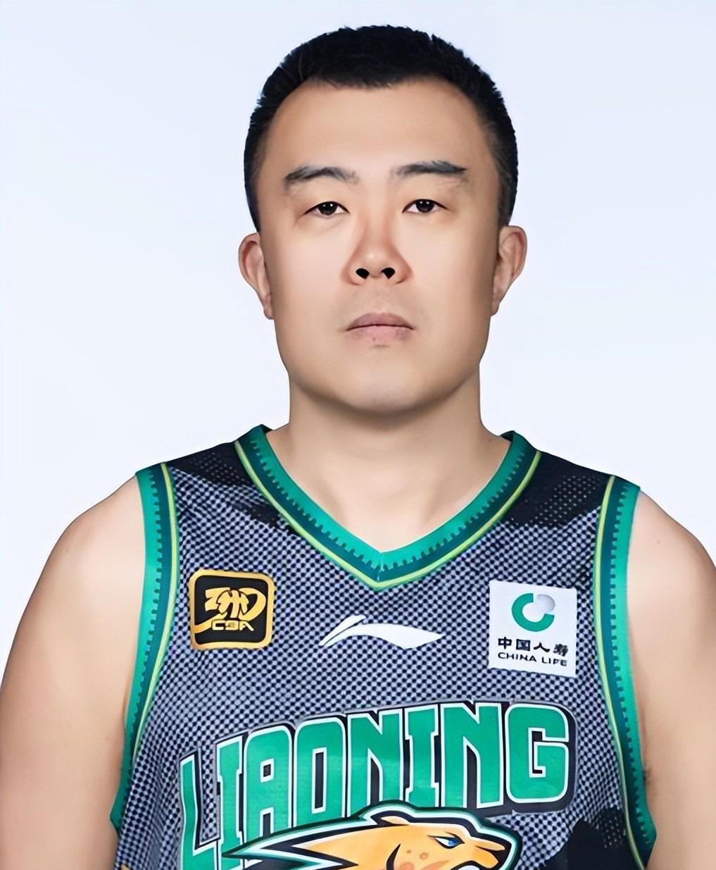 他是遼籃隊(duì)長(zhǎng)，因一句承諾模特妻子等他6年，今38歲退役轉(zhuǎn)型成功