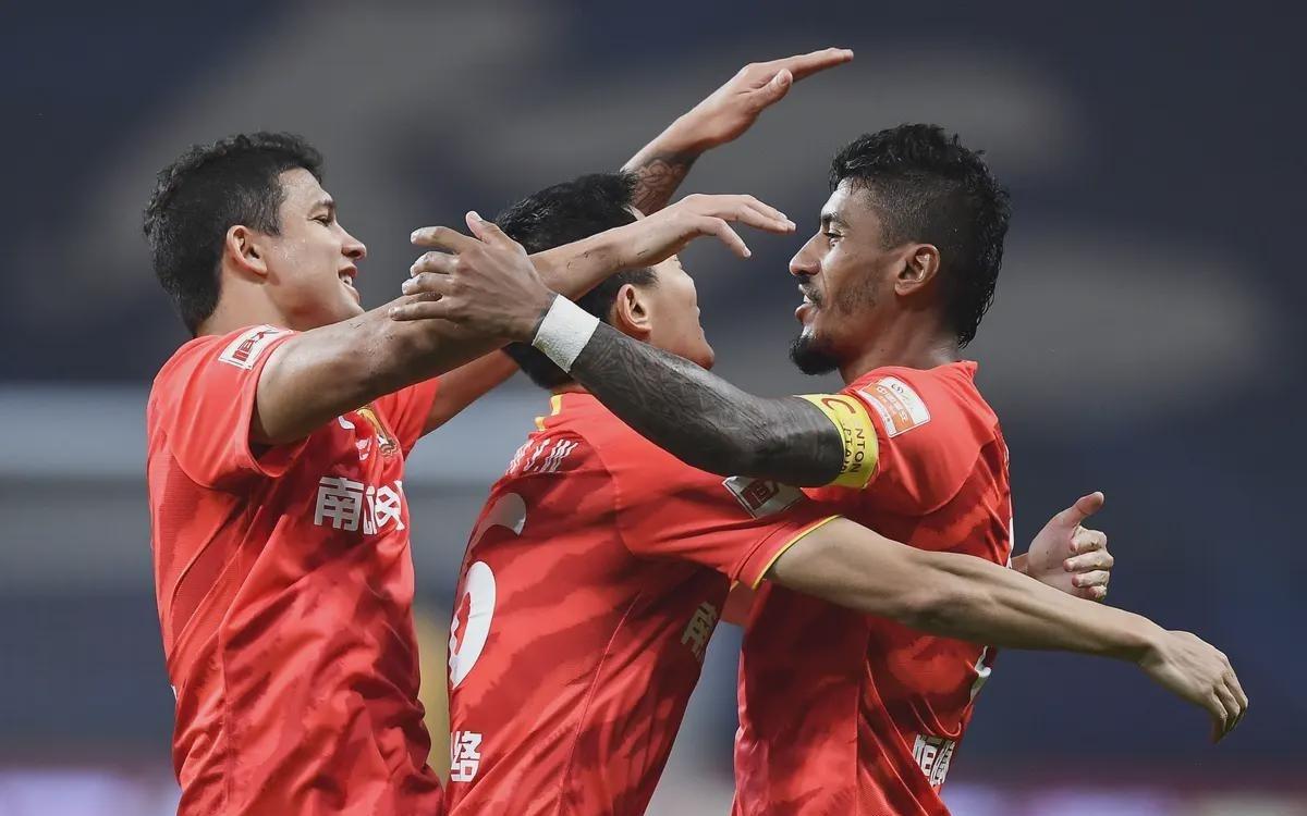 中超“追尾事故”背后：心態(tài)崩了戰(zhàn)術(shù)亂了還是劇本寫好了