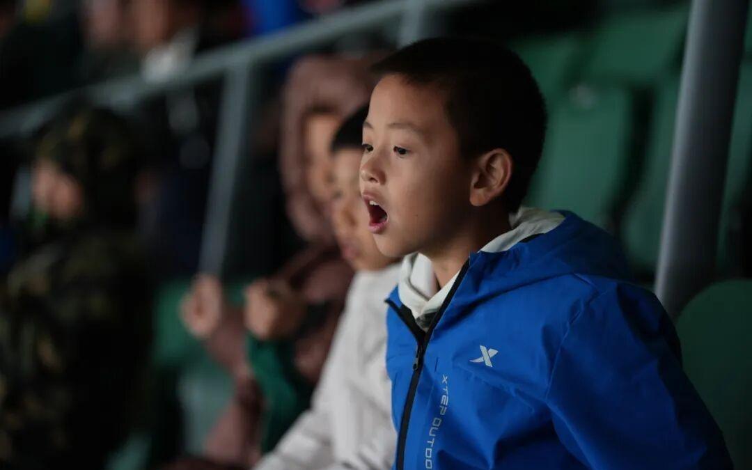 班超進(jìn)中超！40名足球少年亮相職業(yè)賽場